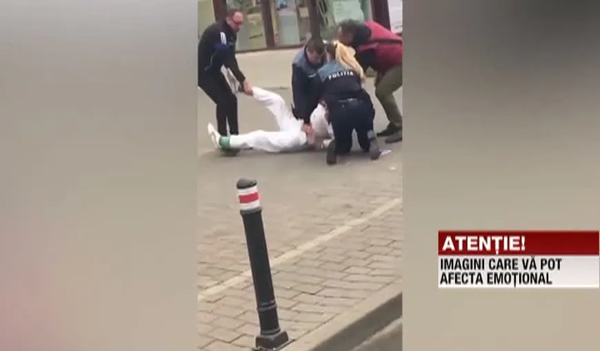 Încătuşare de tot râsul, la Bacău. Poliţistul a fost tăvălit de suspect, în mijlocul străzii VIDEO