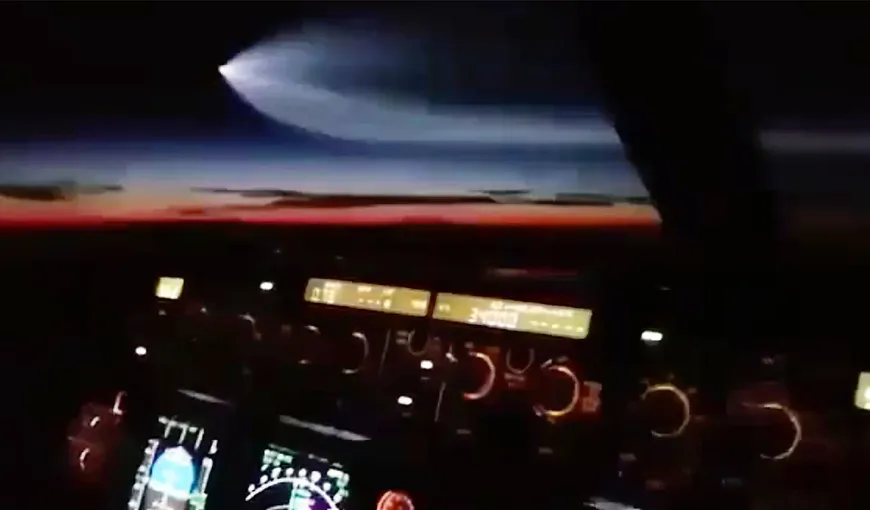 Un avion de linie a trecut aproape de o rachetă balistică americană. Totul a fost filmat, imagini inedite VIDEO