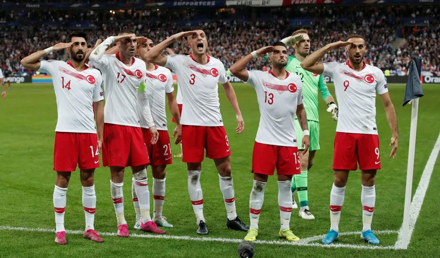 Fotbaliştii naţionalei Turciei au recidivat. Au efectuat salutul militar şi în meciul cu Franţa. Roxana Mărăcineanu cere pedepsirea lor