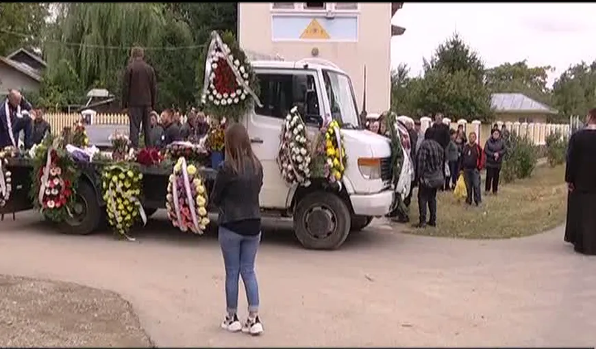 Şapte femei decedate în accidentul din Ialomiţa şi şoferul microbuzului, înmormântaţi. Imagini CUTREMURĂTOARE