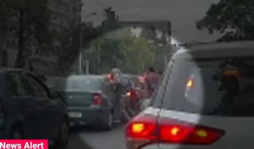 Doi tineri care au lovit pasagerul unei maşini oprite la semafor în Bucureşti, arestaţi preventiv