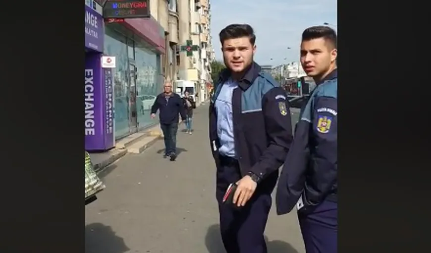 Doi poliţişti care au parcat neregulamentar au fost întorşi din drum de un trecător insistent. Cum a reuşit VIDEO