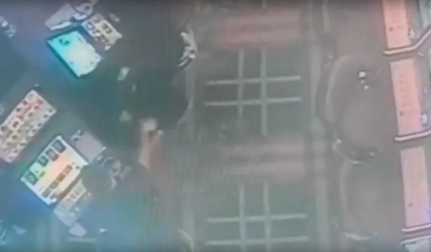 Cum se goleşte un aparat în câteva secunde! Un grup de hoţi profesionişti a băgat spaima în sălile de joc din România VIDEO