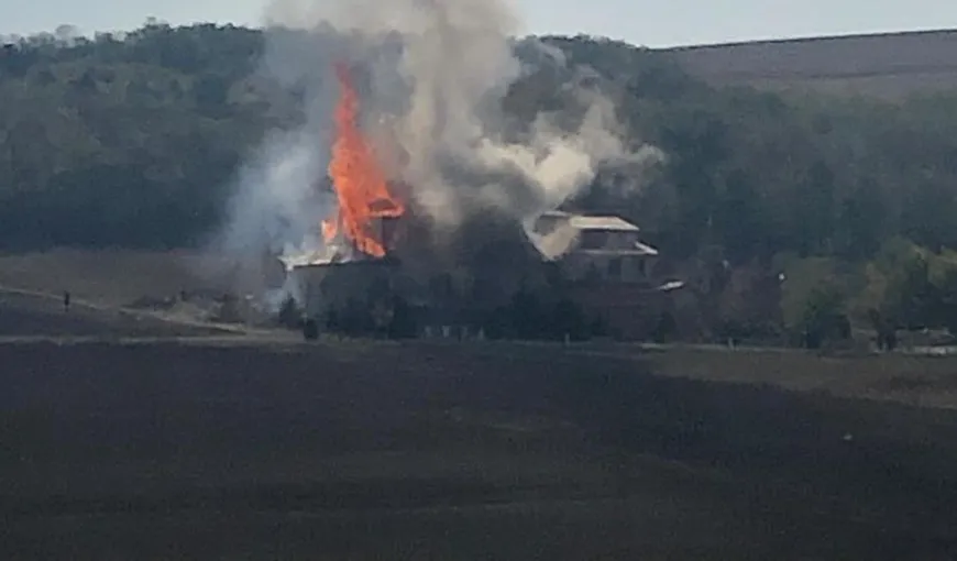 Incendiu DEVASTATOR la o mănăstire din Constanţa VIDEO