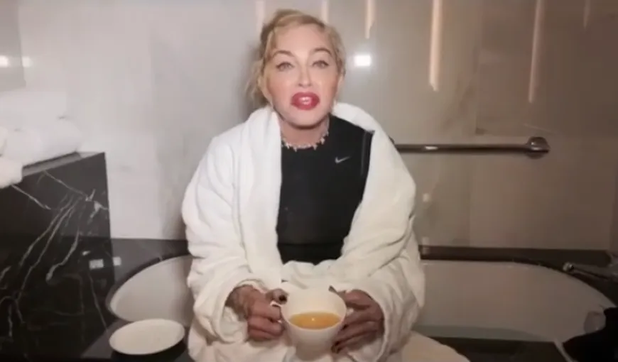 Madonna, filmată când îşi bea propria urină după ce se scaldă într-o cadă cu gheaţă VIDEO