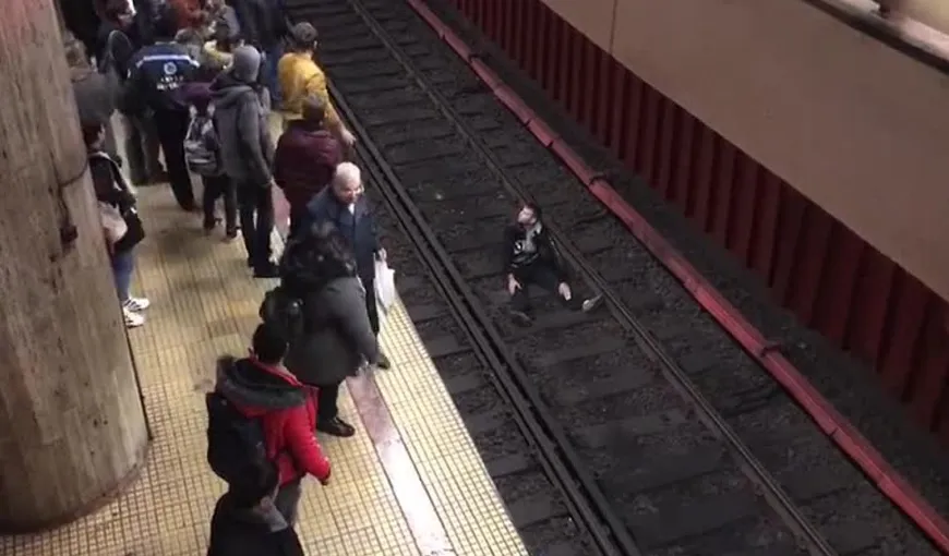 Tentativă de sinucidere la staţia de metrou Piaţa Unirii. S-a aşezat pe şine şi a aşteptat trenul