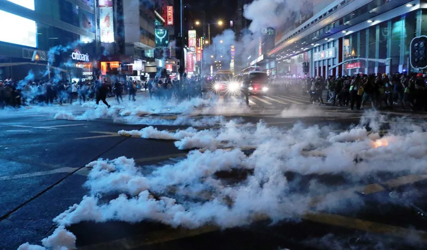 Manifestaţii la Hong Kong. Poliţia a folosit gaze lacrimogene şi tunuri de apă
