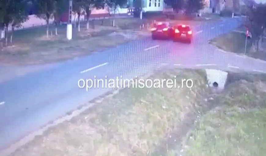 Un pieton a scăpat ca prin minune după acroşajul a două maşini. Accidentul a fost filmat VIDEO