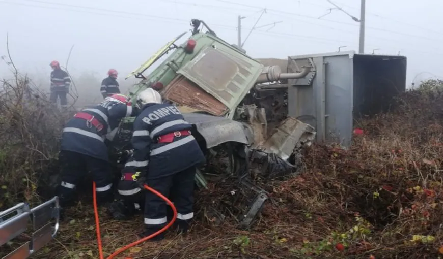 ACCIDENT FEROVIAR GRAV. Camion spulberat de tren, şoferul şi-a pierdut viaţa