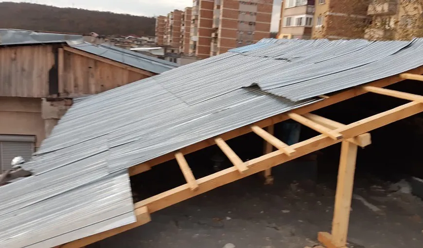 Vijeliile au făcut ravagii în România. Bilanţ teribil, 35 de acoperişuri smulse de vânt, 13 maşini avariate, două drumuri blocate