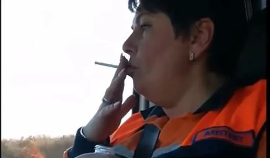 Revoltător! O asistentă din Bihor a fost filmată în timp ce fumează în ambulanţă