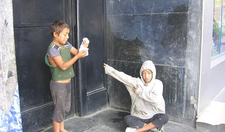 Scene revoltătoare filmate în Gara Braşov. Copiii consumă droguri în faţa poliţiştilor VIDEO