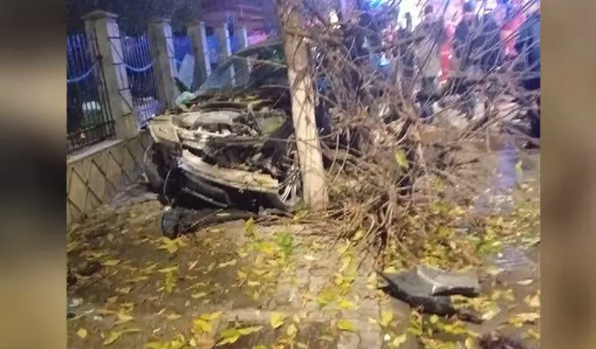 Accident grav în Craiova. Doi răniţi după ce o maşina a lovit un copac