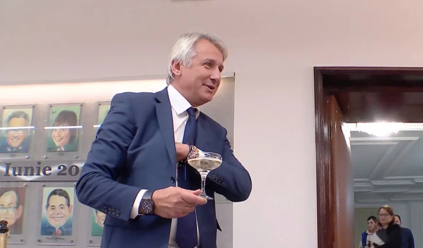 Teodorovici a închinat un pahar de şampanie la plecarea de Finanţe: „Veţi constata diferenţă în abordare, de stil, de clasă”
