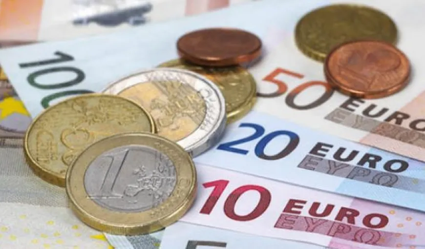 CURS VALUTAR. Euro a scăzut în raport cu leul, în prima zi după alegerile prezidenţiale. Previziunile pentru 2020 sunt însă sumbre