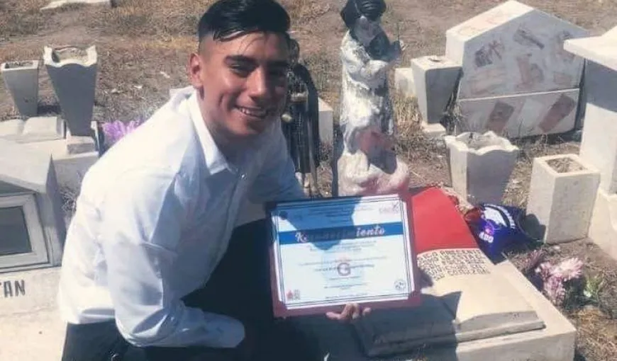 Poveste emoţionantă de viaţă. Un tânăr a mers la mormântul mamei „să-i arate” diploma de absolvire a facultăţii FOTO