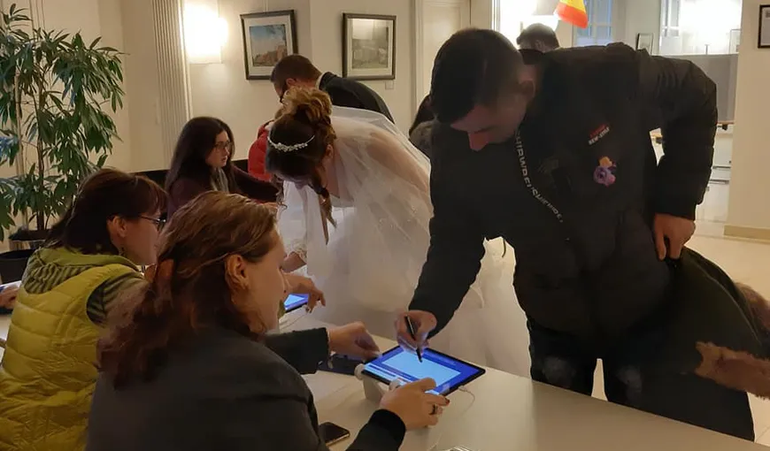 ALEGERI PREZIDENŢIALE 2019. Mireasă la vot. Un cuplu de români din Germania a mers la urne direct de la nuntă FOTO