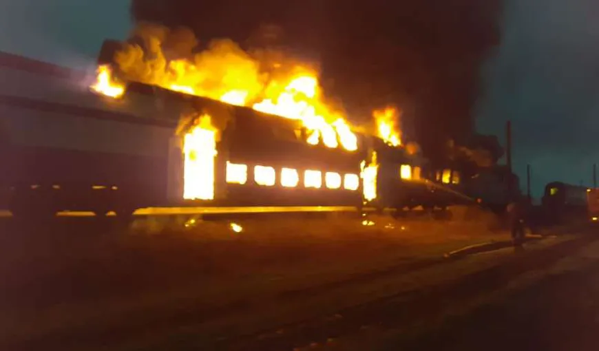 Incendiu DEVASTATOR într-un tren de călători! Două vagoane au fost mistuite de flăcări în întregime