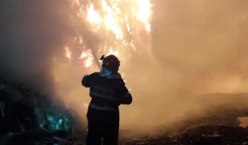 Prăpăd la Râmnicu Vâlcea. Incendiu la o staţie de sortare a deşeurilor: flăcările au ajuns la o înălţime de şase metri