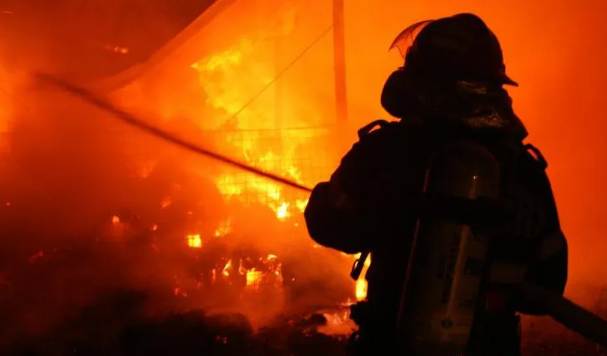 Incendiu devastator la o fabrică din Piteşti: sute de persoane evacuate!