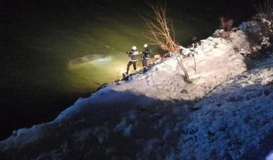 O maşină a plonjat în Dunăre în urma unui accident. Scafandrii fac căutări