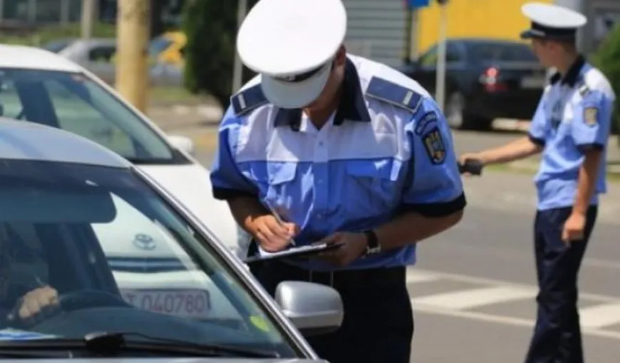 O maşină care circula haotic pe străzile din Suceava, oprită de poliţişti. Şoferul era minor şi consumase alcool