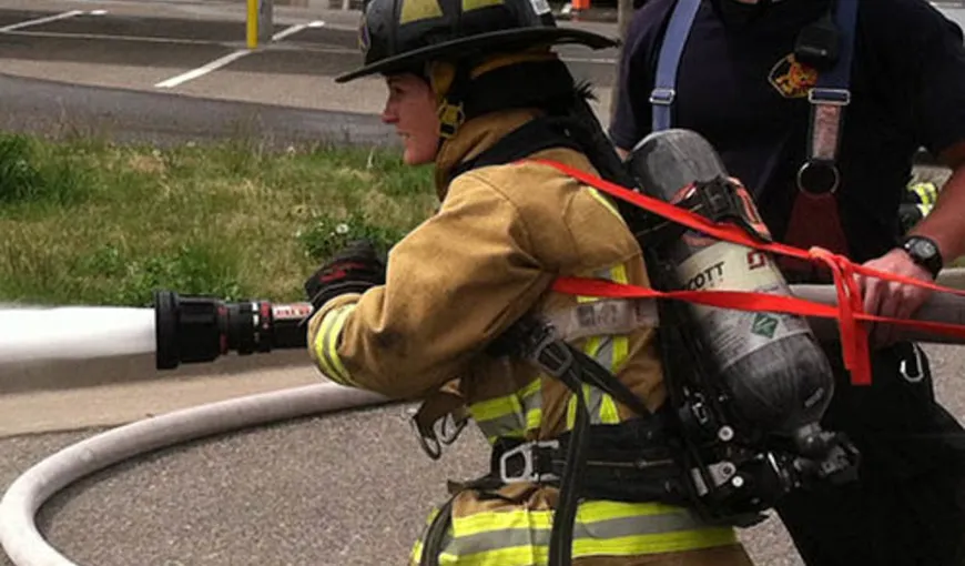 Un pompier „piroman”, acuzat de poliţie că ar fi provocat în mod intenţionat şapte incendii