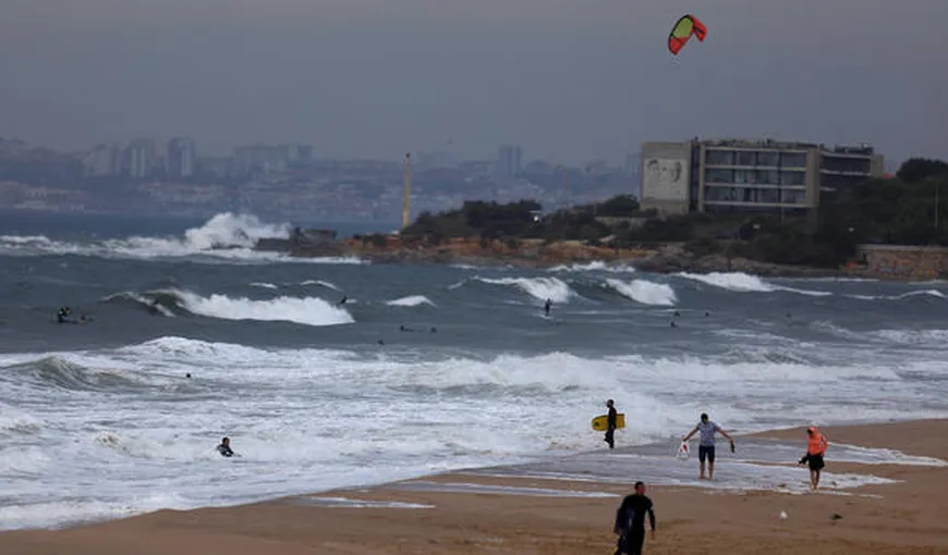 MAE român, avertizare de călătorie în Portugalia: cod  roşu de valuri puternice şi intense