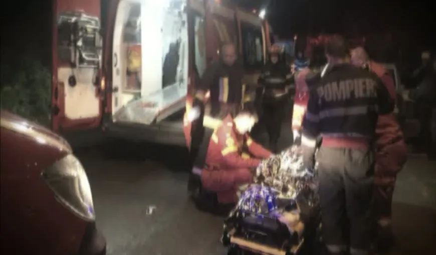 Val de accidente în România, noaptea trecută. Un băiat de 16 ani a murit, lovit de un microbuz, mai multe persoane au ajuns la spital