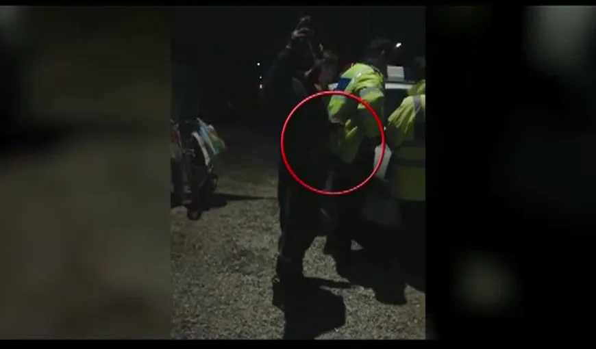 Poliţist tâlhărit în timp ce era în misiune. Fapta a fost filmată – VIDEO