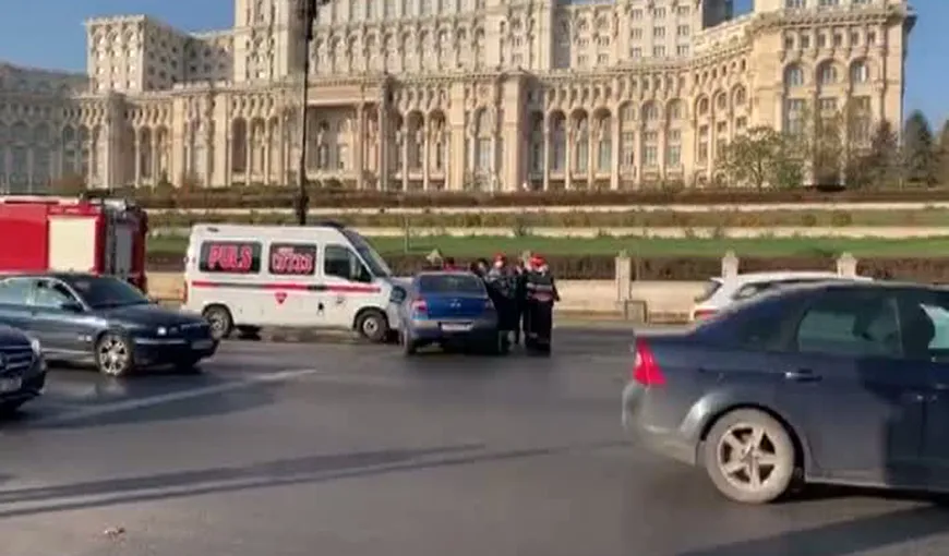 O ambulanţă a fost implicată într-un accident, în faţa Parlamentului