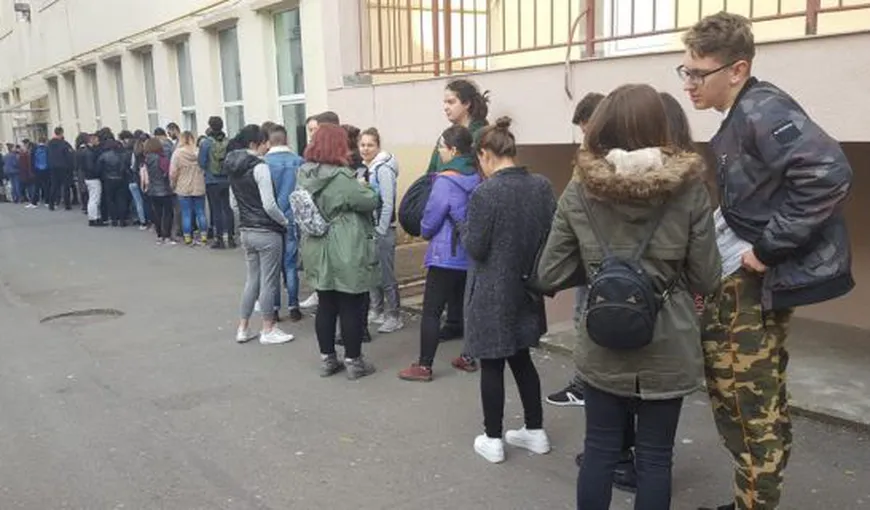Cozi la alegerile prezidenţiale 2019, în România. Studenţii aşteaptă să voteze la secţiile din apropierea caminelor