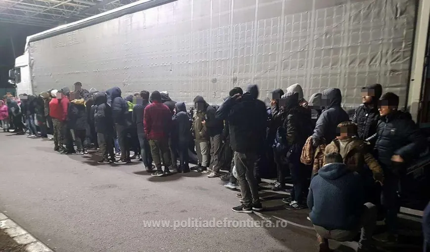 48 de migranţi care voiau să iasă ilegal din ţară, găsiţi într-un TIR la Nădlac
