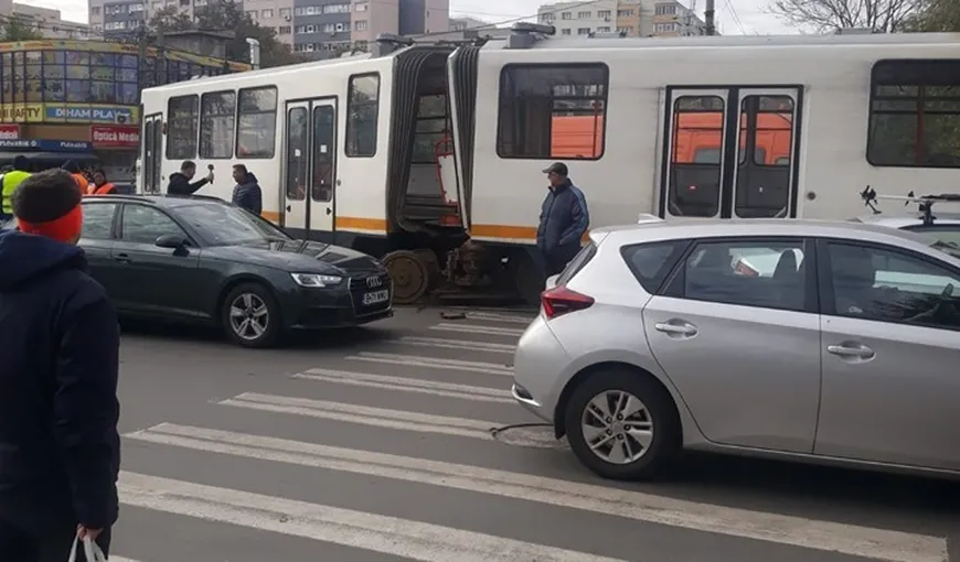 Un tramvai s-a rupt în două în Bucureşti, vineri dimineaţă