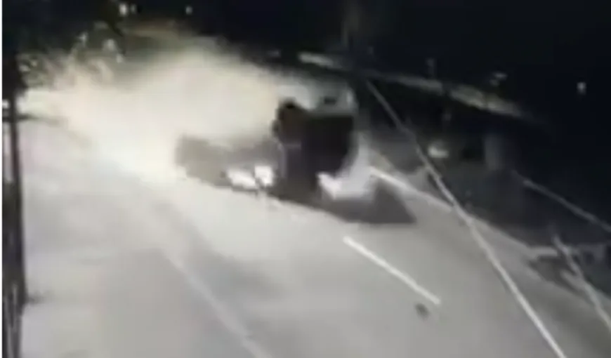 Gest incredibil al unui şofer după ce s-a răsturnat cu maşina şi a fost azvârlit pe carosabil VIDEO