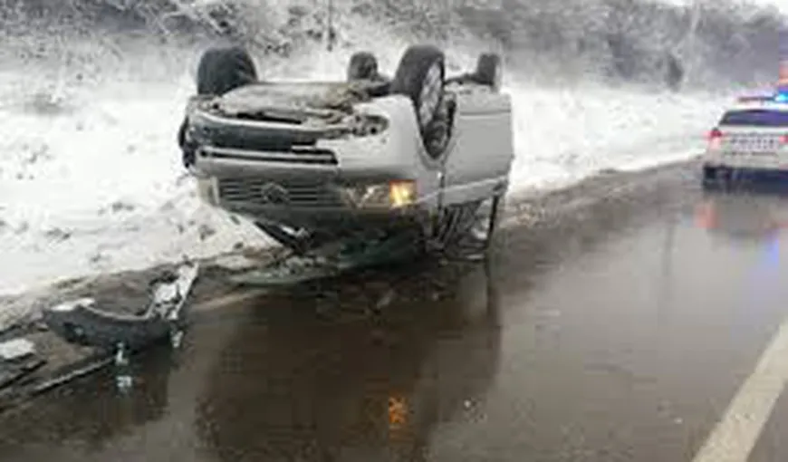 Ambulanţe şi turişti rămaşi blocaţi în zăpadă, iarna aduce probleme mari în unele zone din ţară VIDEO