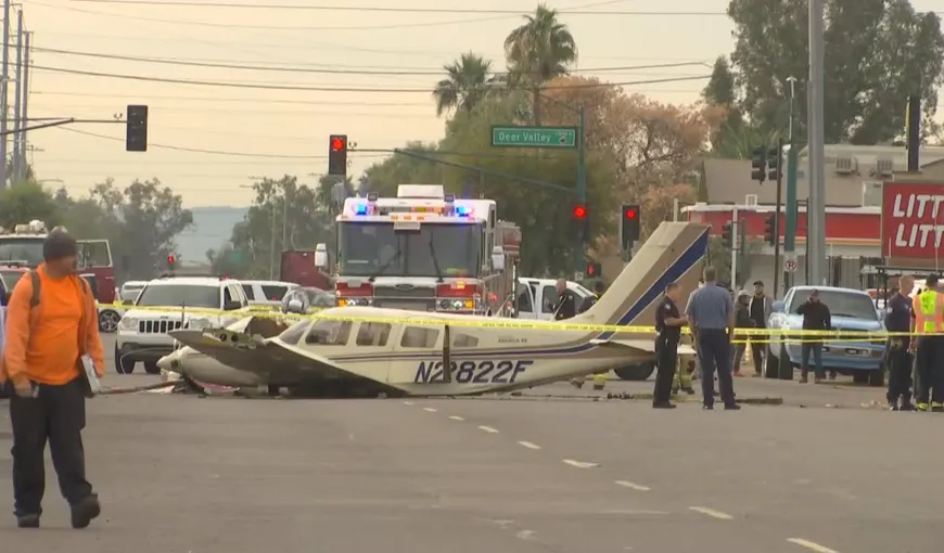 Spectaculos: un avion s-a prăbuşit în mijlocul unei şosele. VIDEO