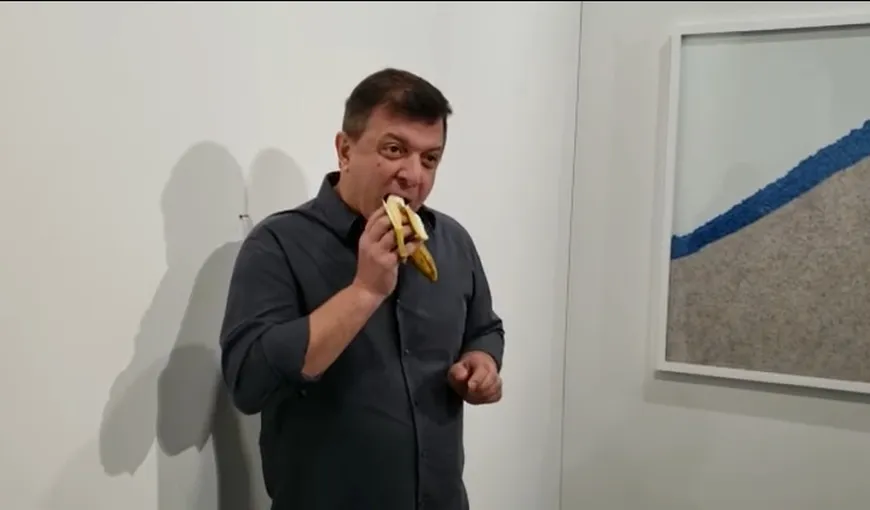 Banana lipită cu bandă adezivă şi vândută cu 120.000 de dolari a fost mâncată VIDEO