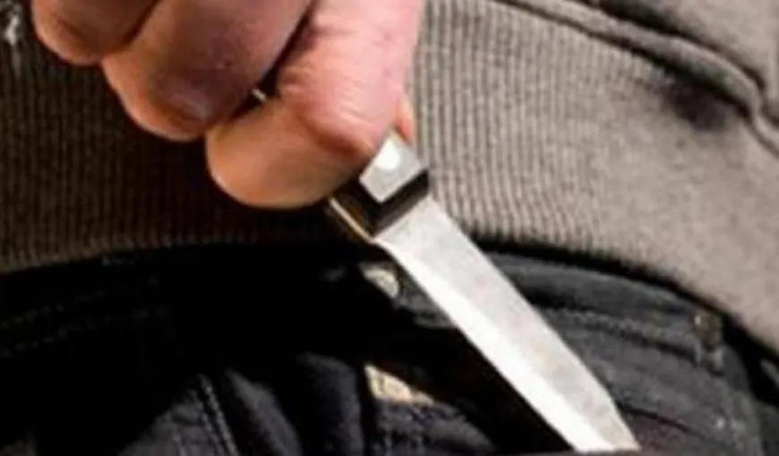 Avocat din Giurgiu, reţinut după ce ar fi atacat un livrator de pizza cu un cuţit. Victima a fost rănită într-o zonă vitală
