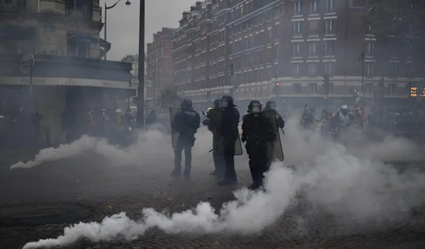 Poliţia franceză a lansat gaze lacrimogene împotriva protestatarilor VIDEO