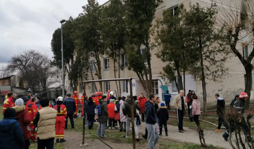 Incendiu într-un bloc din Târgu Mureş. Zeci de locatari evacuaţi