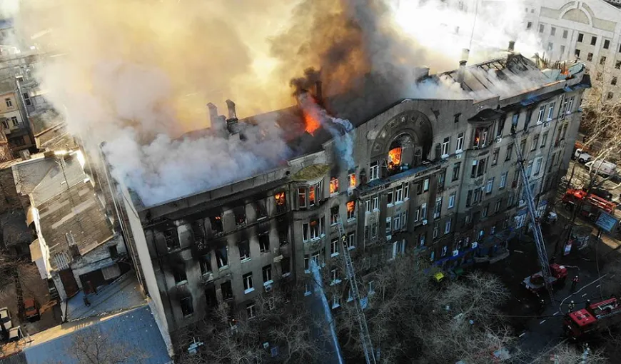 Un mort şi 27 de răniţi într-un incendiu dintr-o clădire cu şase etaje unde sunt instituţii de învăţământ