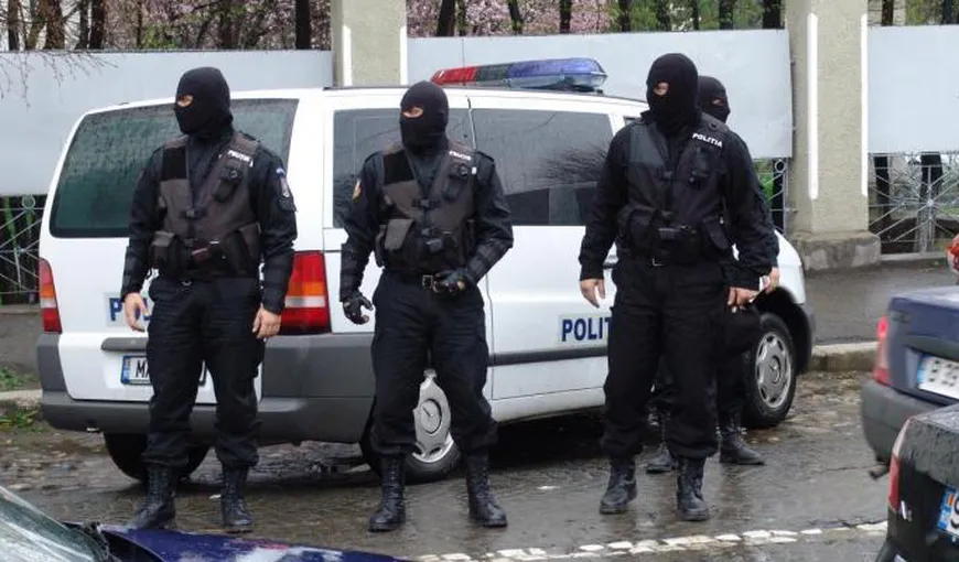 Şeful Serviciul Arme şi Explozivi din cadrul IPJ Caraş-Severin, comisarul Ştefan Radu, arestat alături de alte patru persoane