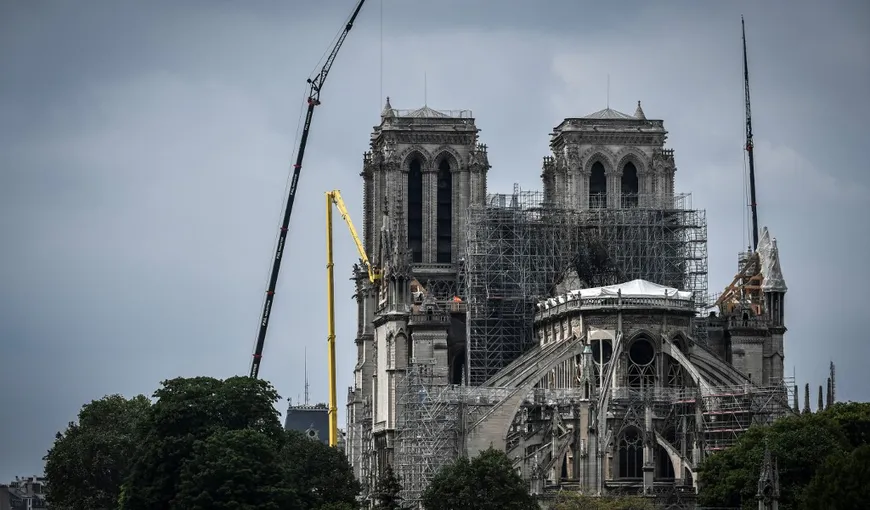 Catedrala Notre-Dame de Paris: se demolează schela imensă instalată înainte de incendiu