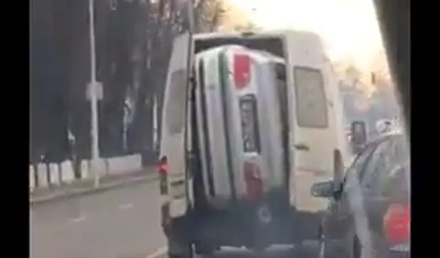 Imagini incredibile filmate la Rădăuţi. Au transportat o maşină cu duba VIDEO