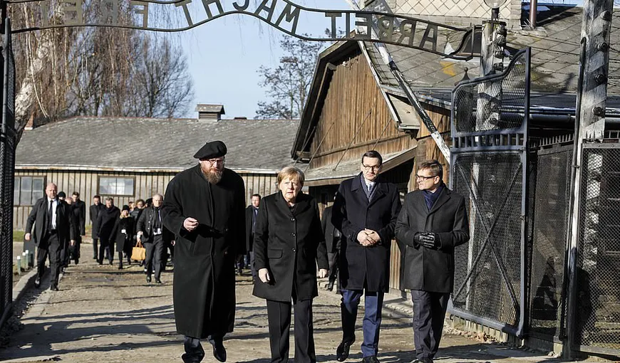 Angela Merkel, al treilea şef de Guvern german care vizitează lagărul de la Auschwitz, după Schimdt şi Khol