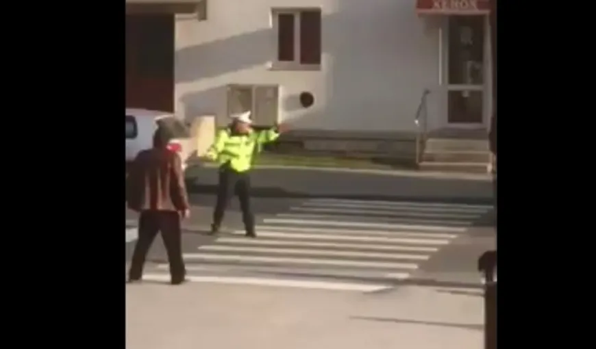 Imagini incredibile, doi poliţişti care dirijează circulaţia sunt aproape să producă un accident. Ei se iau la ceartă în stradă VIDEO
