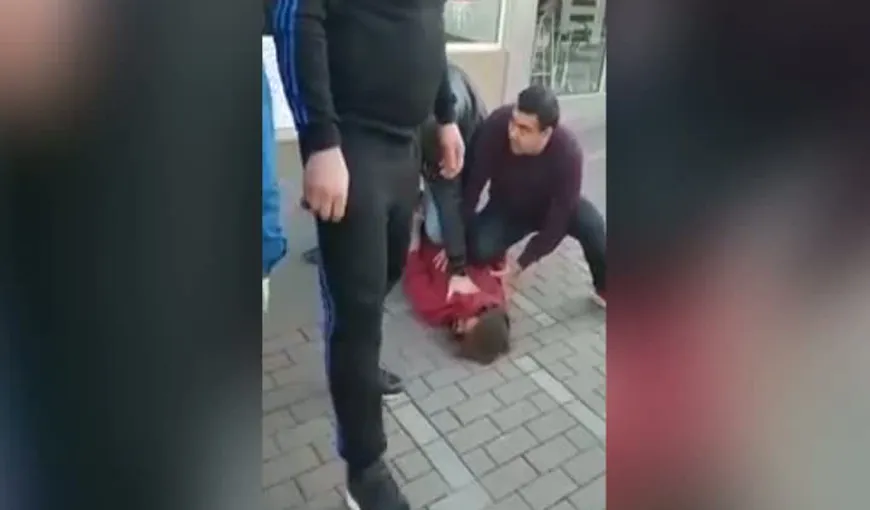 Scene şocante la Năvodari. Un individ a atacat oamenii pe stradă, cu o rangă VIDEO