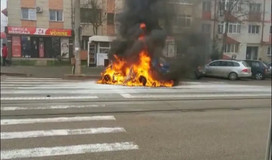 Imaginile zilei: O şoferiţă de 19 ani s-a salvat în ultima clipă dintr-o maşină care a luat foc în trafic