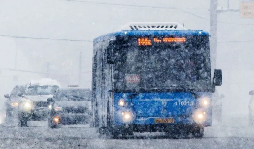 Ninsoare în autobuz, pasagerii călătoresc acoperiţi cu zăpadă. Imagini incredibile din transportul public VIDEO
